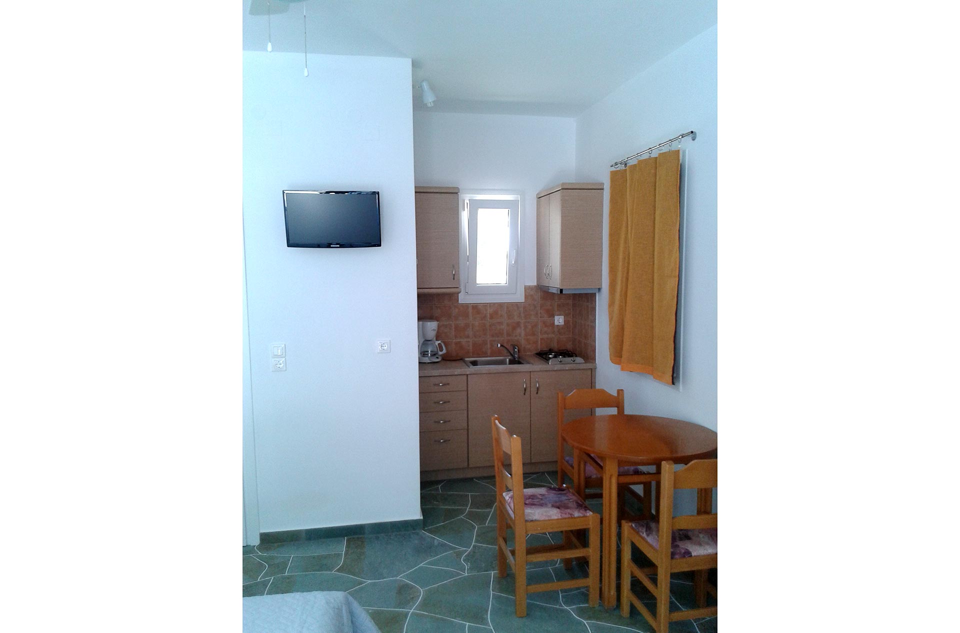 Kitchen of a room at Makis rooms at Sifnos
