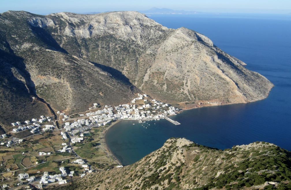 La plage de Kamares à Sifnos, de l'église d'Agios Siméon