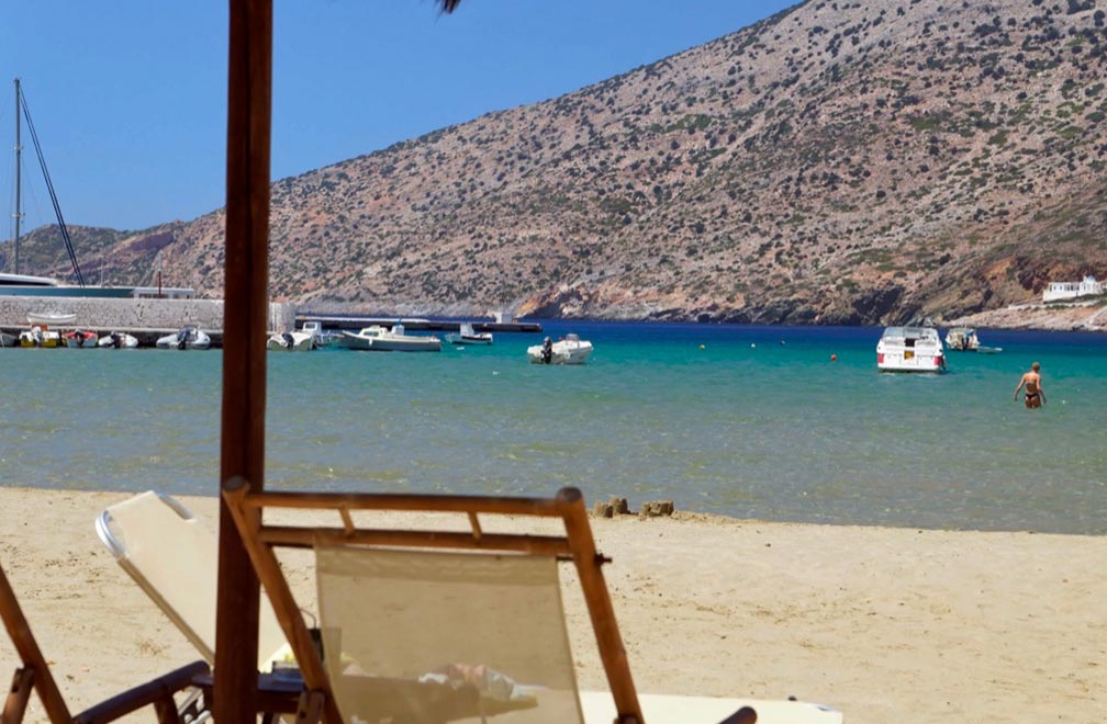 Café-bar en bord de mer sur la plage de Kamares