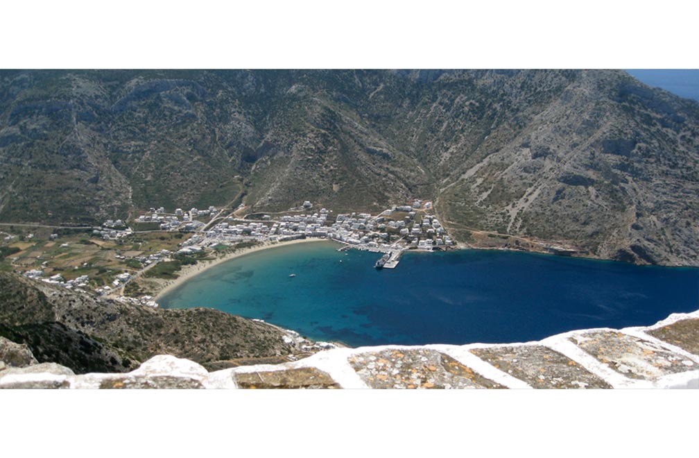 La plage de Kamares à Sifnos, de l'église d'Agios Siméon